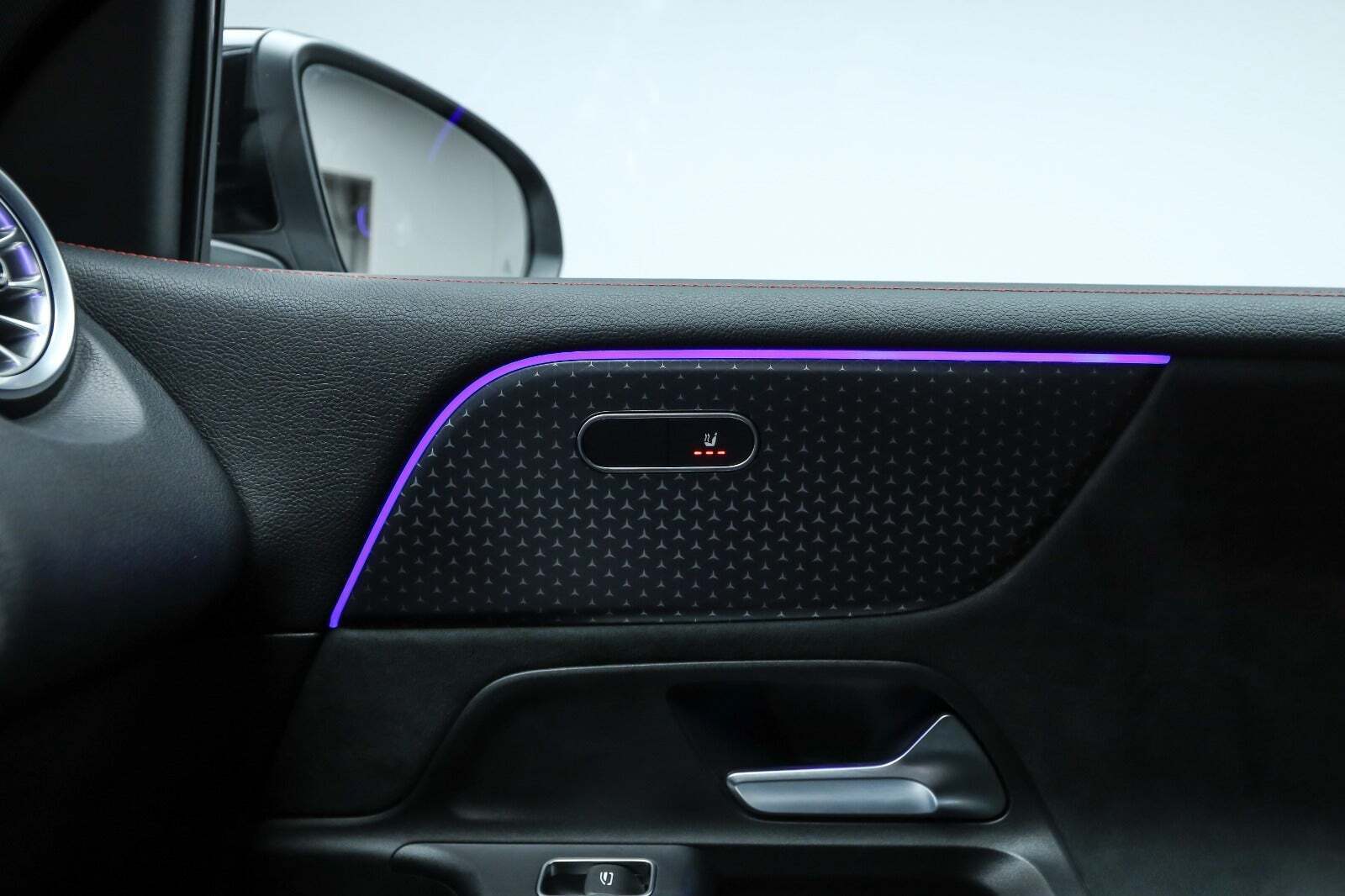 Sort Mercedes EQB250+ fra 2024