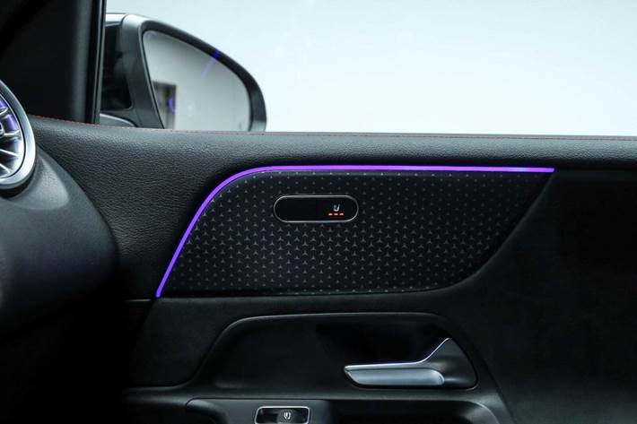 Sort Mercedes EQB250+ fra 2024