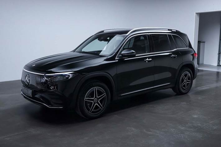 Sort Mercedes EQB250+ fra 2025 set udefra