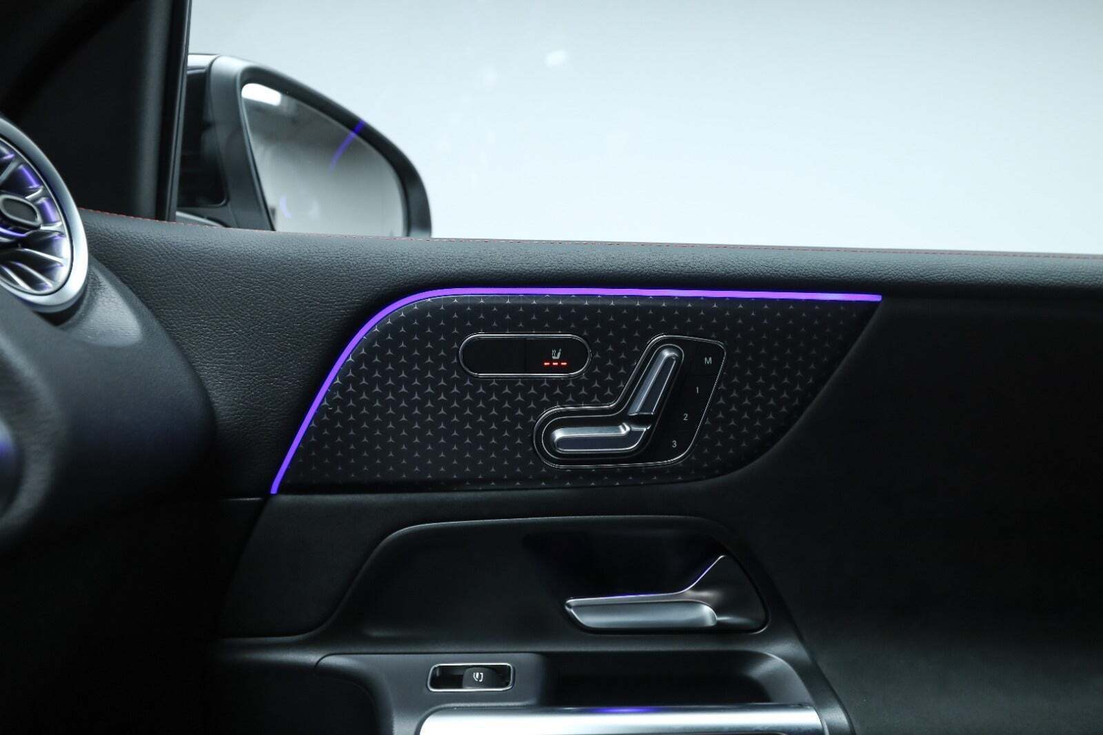 Sort Mercedes EQB250+ fra 2025