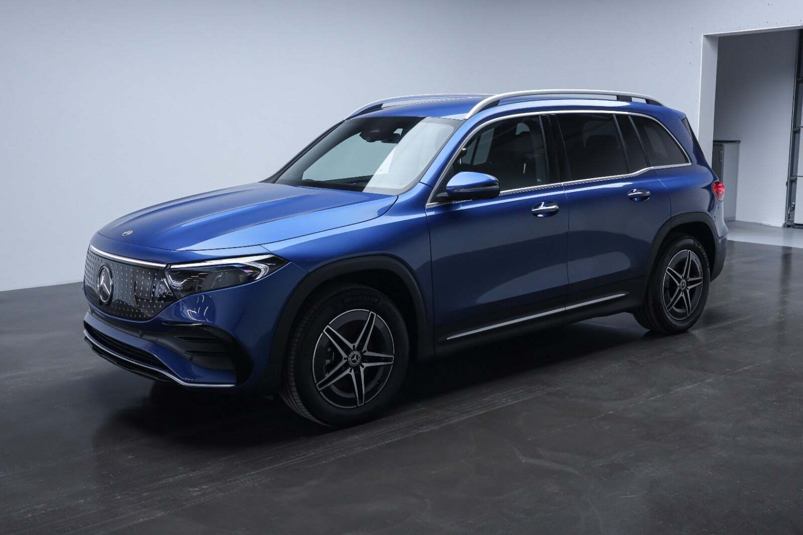 Blå Mercedes EQB250+ fra 2025