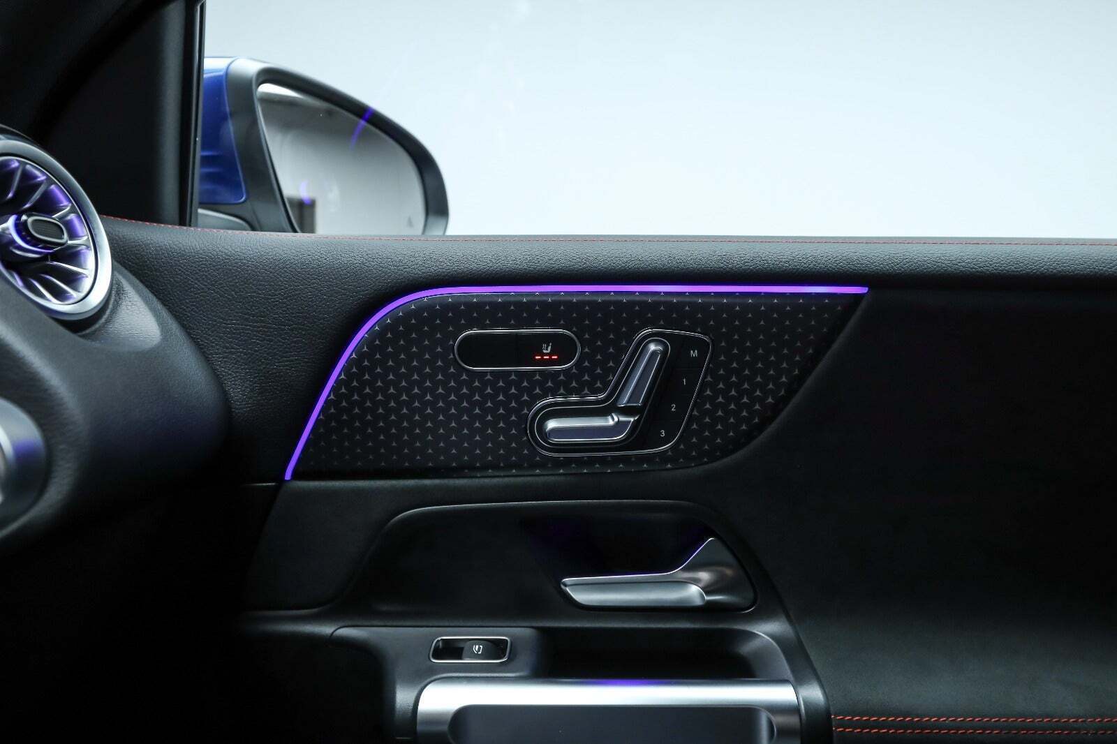 Blå Mercedes EQB250+ fra 2025