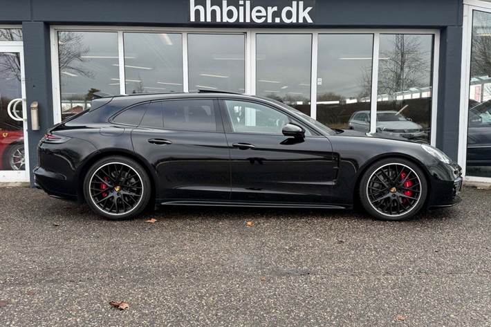 Sort Porsche Panamera GTS fra 2019