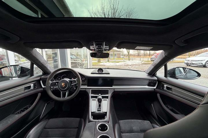 Sort Porsche Panamera GTS fra 2019