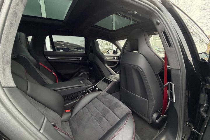 Sort Porsche Panamera GTS fra 2019