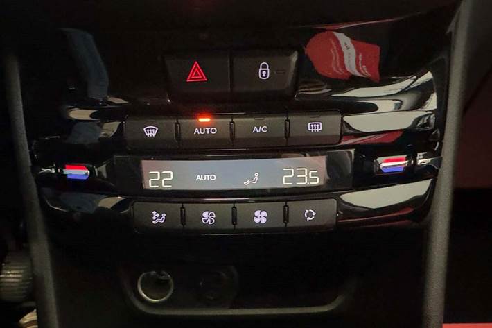 Grå Peugeot 2008 fra 2017