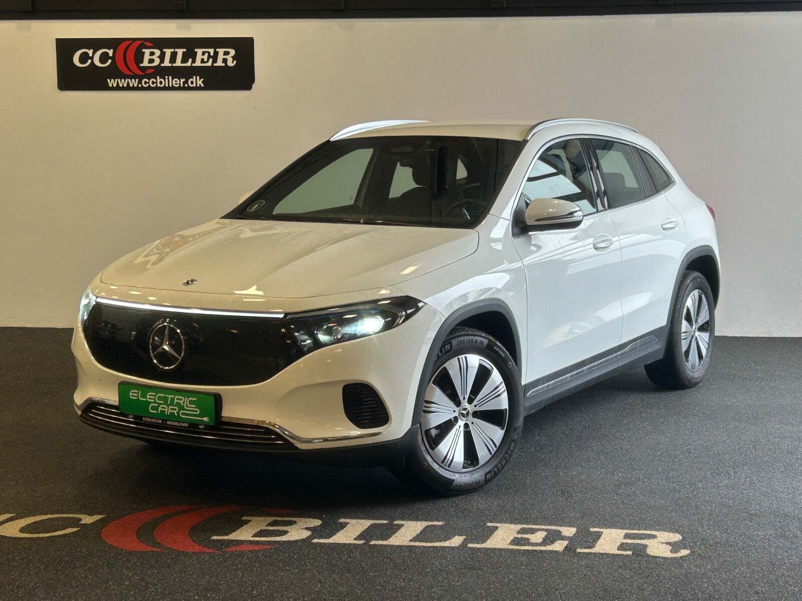Hvid Mercedes EQA250+ fra 2024 set udefra