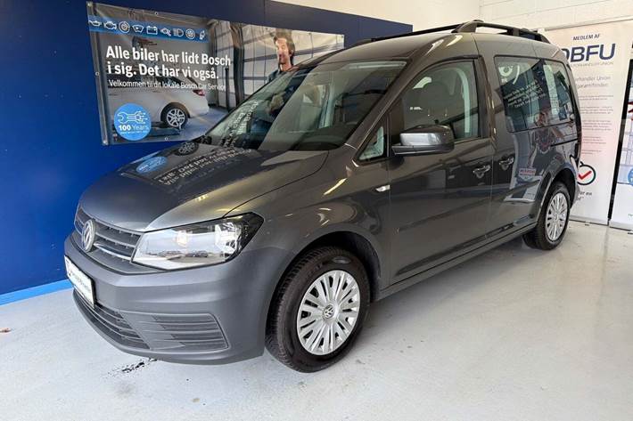 Grå VW Caddy fra 2016 set udefra