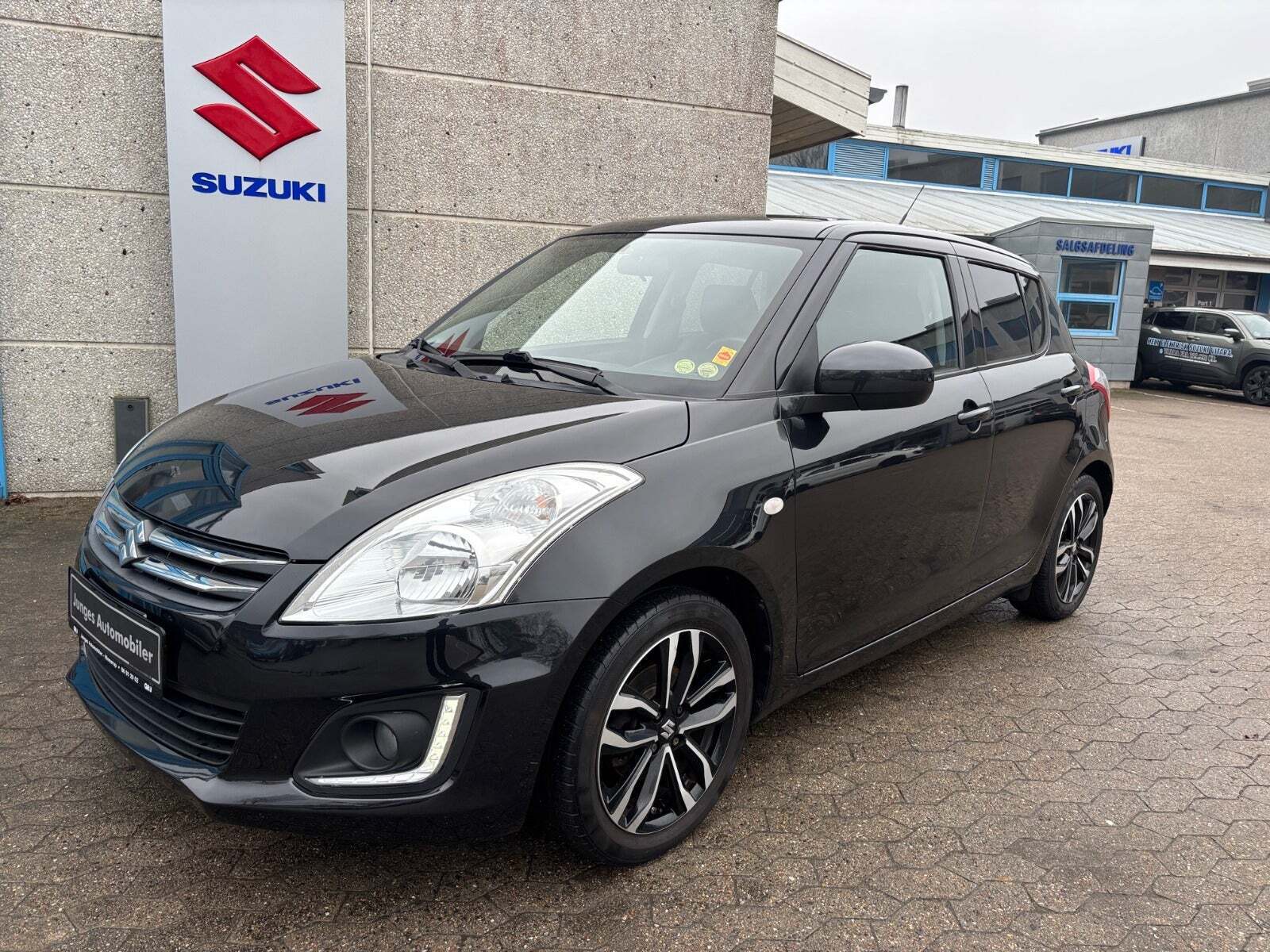 Sort Suzuki Swift fra 2016 set udefra