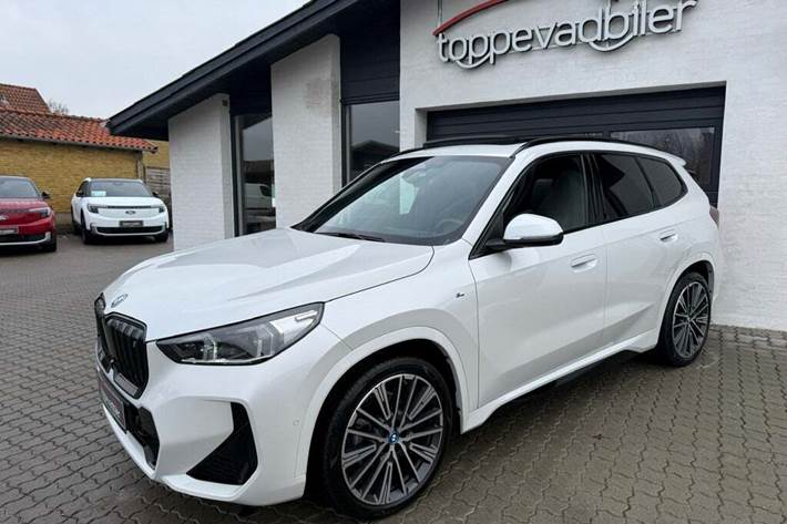 Hvid BMW iX1 fra 2025 set udefra