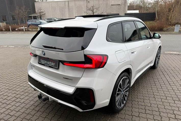 Hvid BMW iX1 fra 2025