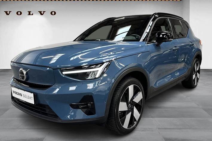 Blå Volvo XC40 fra 2023 set udefra