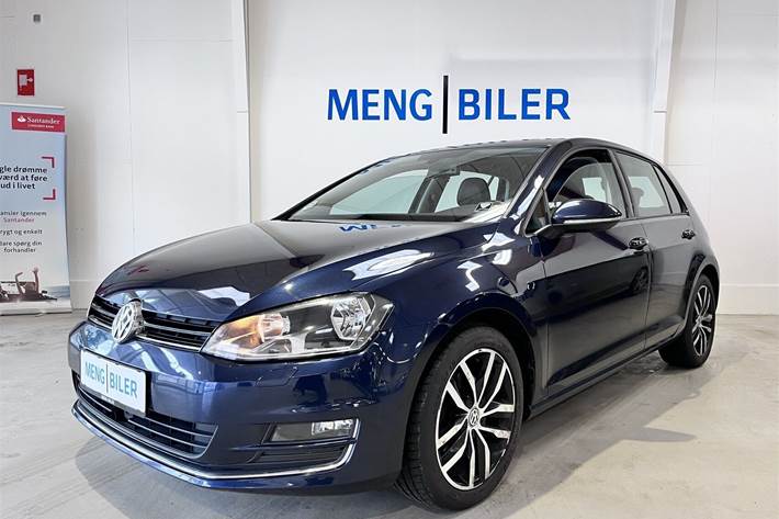 Blå VW Golf fra 2014 set udefra
