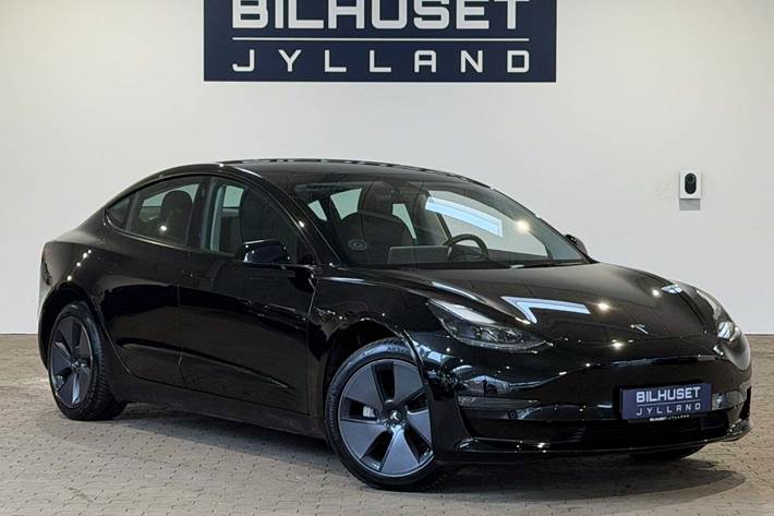 Sort Tesla Model 3 fra 2022 set udefra