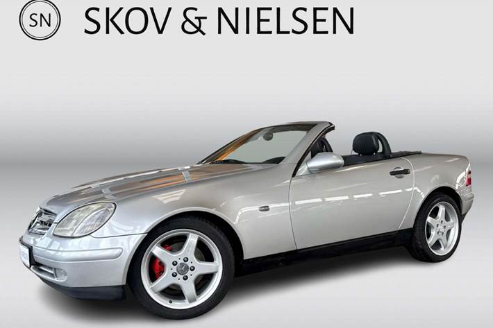 Sølv Mercedes SLK230 fra 1996 set udefra