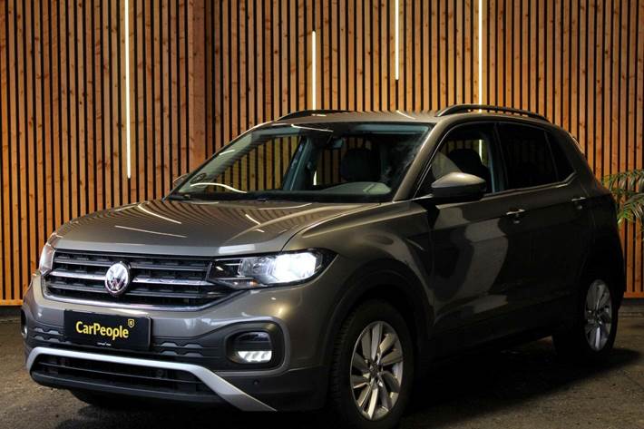Grå VW T-Cross fra 2020 set udefra
