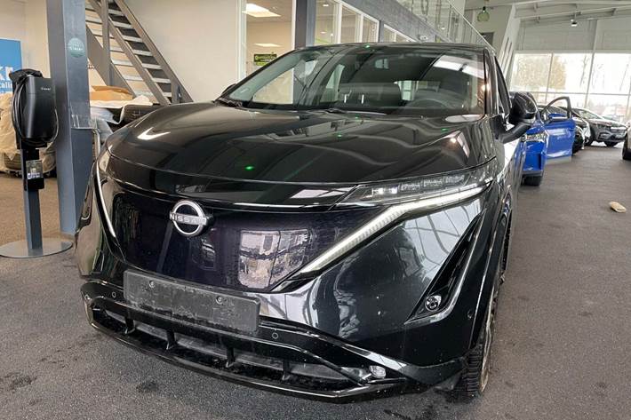 Sort Nissan Ariya fra 2024 set udefra