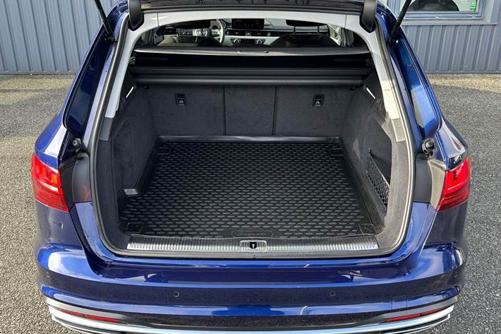 Blå Audi A4 fra 2021