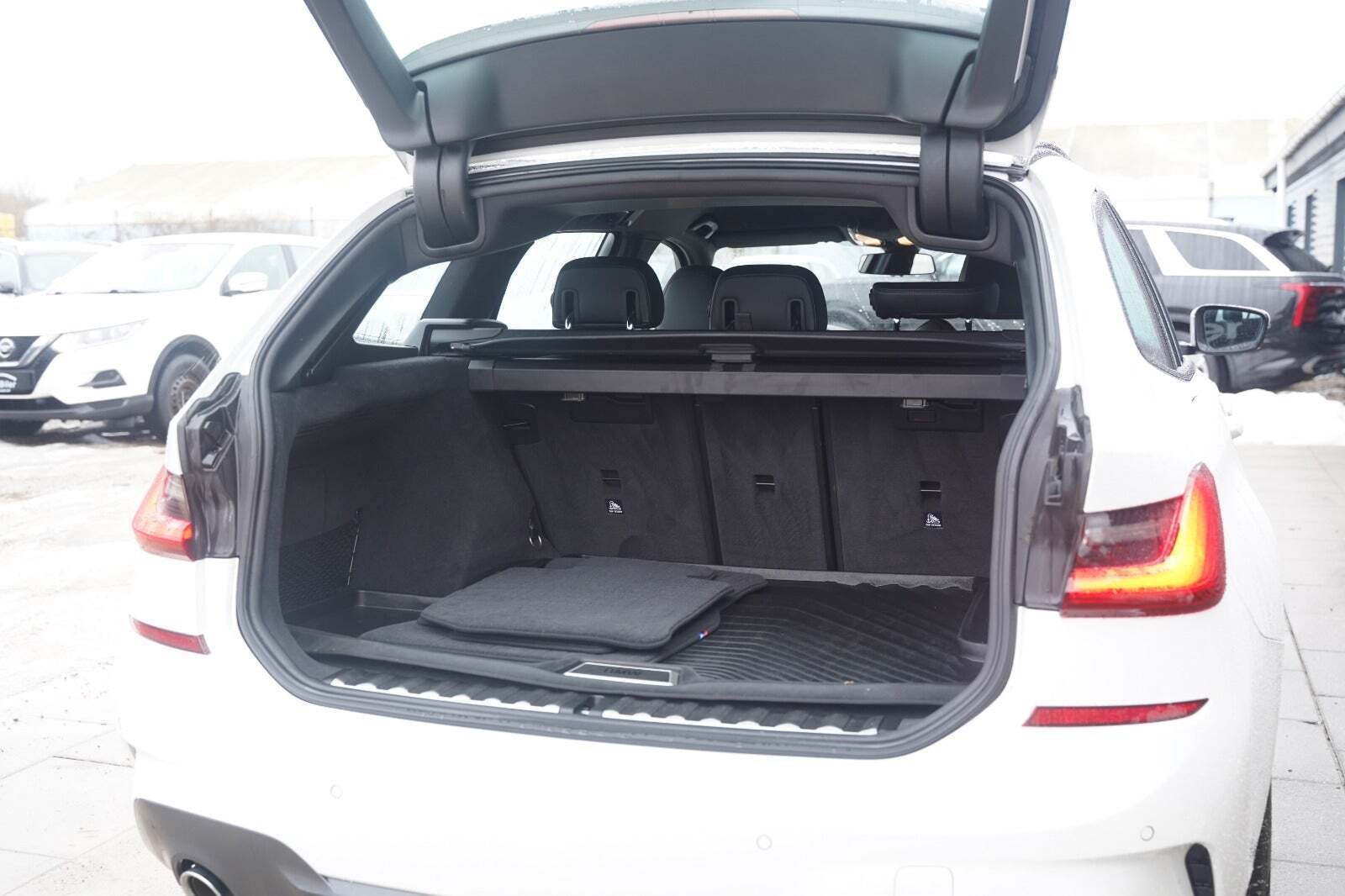 Hvid BMW 330i fra 2020