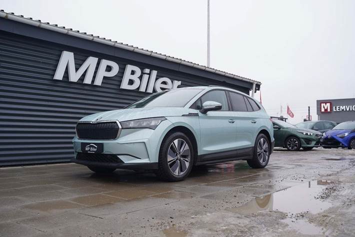 Turquoise Skoda Enyaq fra 2022 set udefra