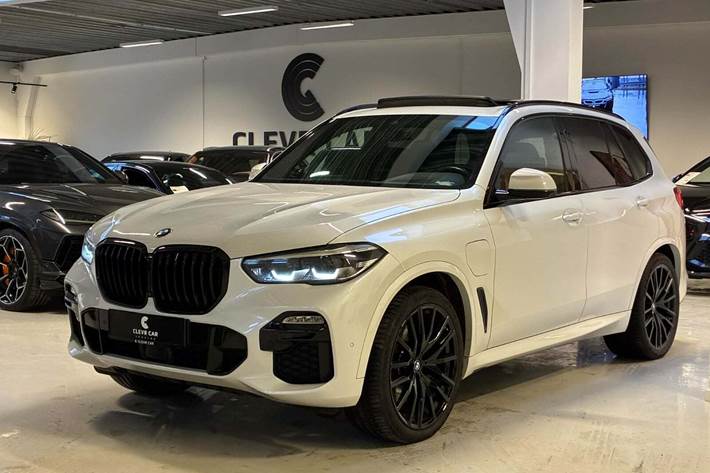 Hvid BMW X5 fra 2021 set udefra