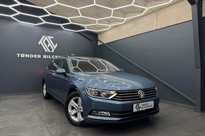 Blå VW Passat fra 2016 set udefra