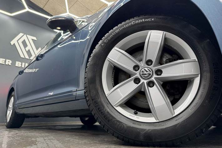 Blå VW Passat fra 2016