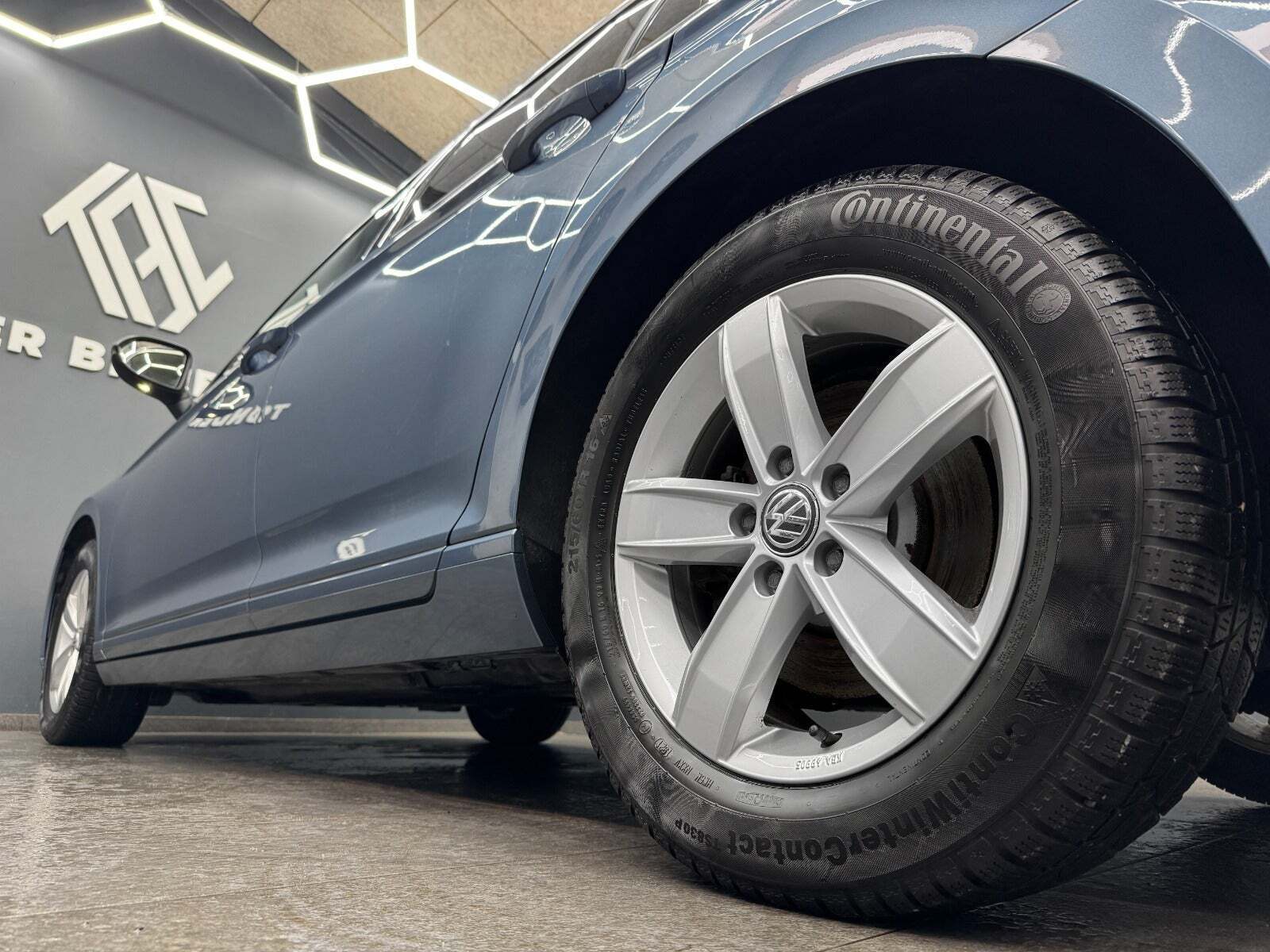 Blå VW Passat fra 2016