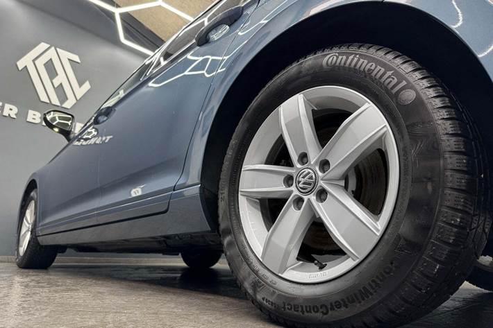 Blå VW Passat fra 2016