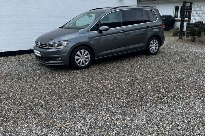 Grå VW Touran fra 2018