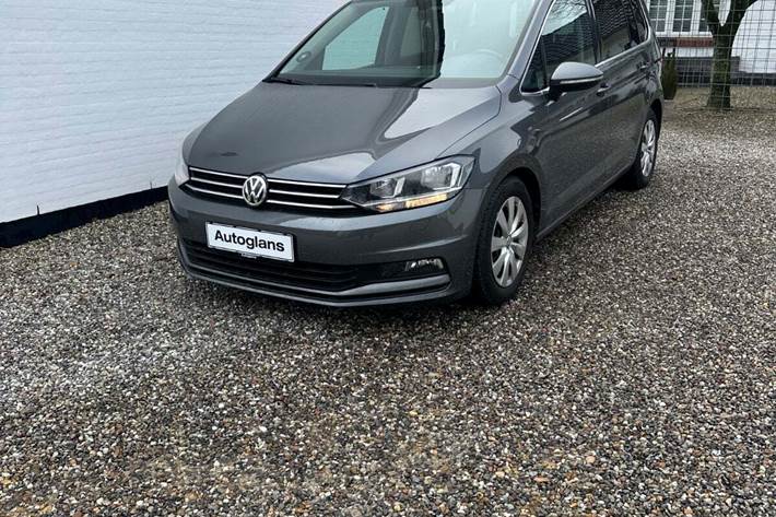 Grå VW Touran fra 2018
