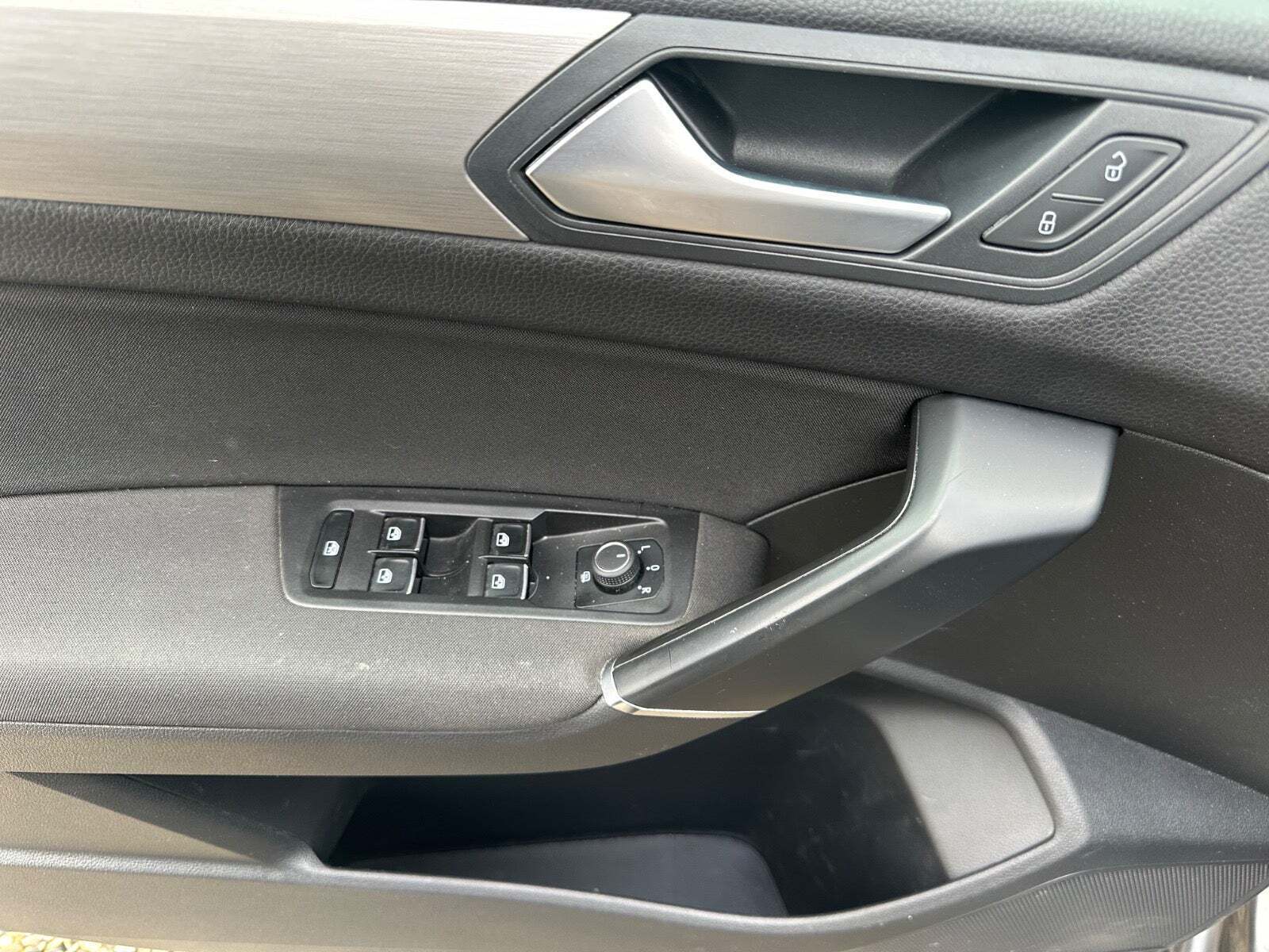 Grå VW Touran fra 2018