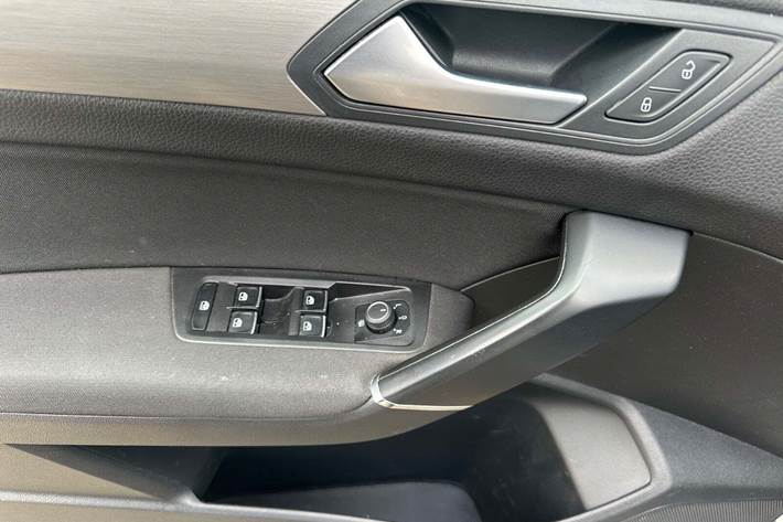 Grå VW Touran fra 2018