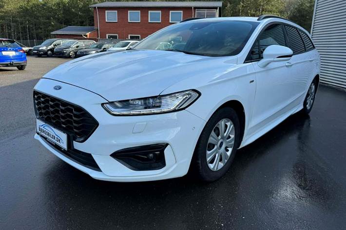 Hvid Ford Mondeo fra 2019 set udefra