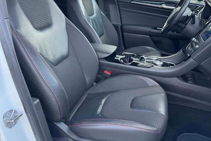 Hvid Ford Mondeo fra 2019