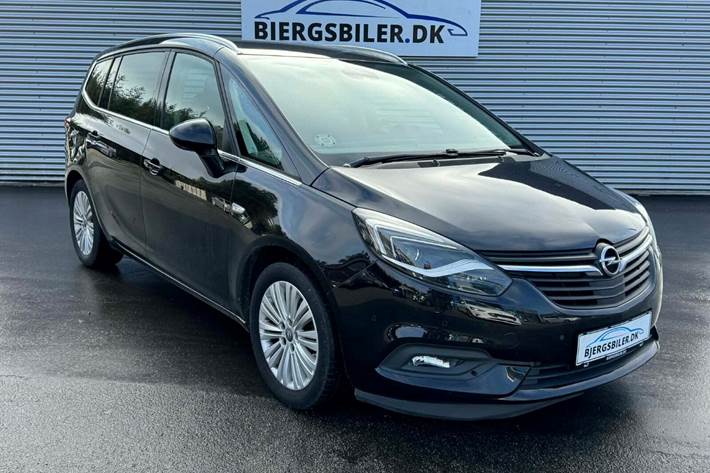 Sort Opel Zafira Tourer fra 2016 set udefra