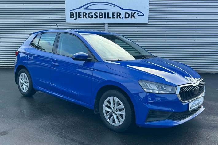 Blå Skoda Fabia fra 2023 set udefra