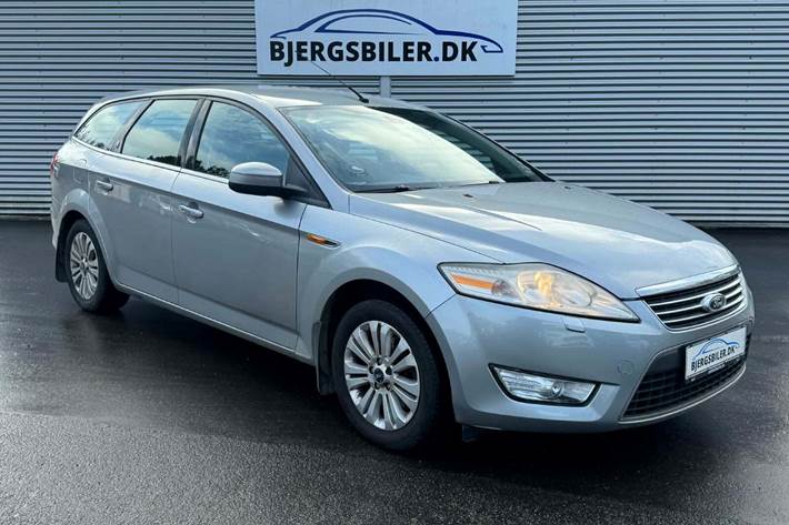 Sølv Ford Mondeo fra 2008 set udefra