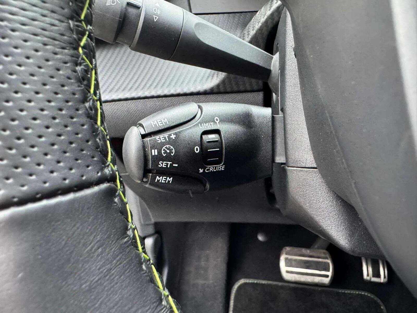 Hvid Peugeot e-208 fra 2022