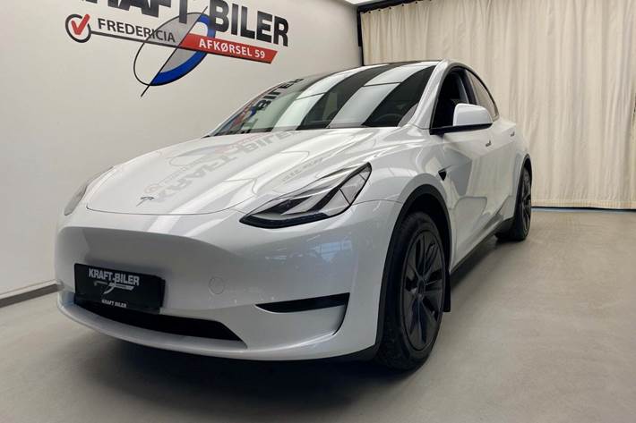 Hvid Tesla Model Y fra 2025 set udefra
