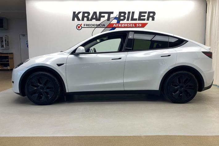 Hvid Tesla Model Y fra 2025