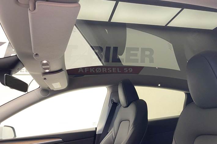 Hvid Tesla Model Y fra 2025