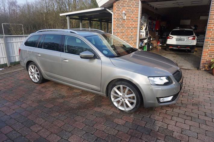 Orange Skoda Octavia fra 2016 set udefra
