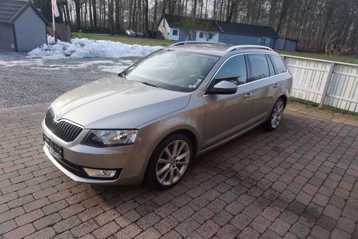 Orange Skoda Octavia fra 2016