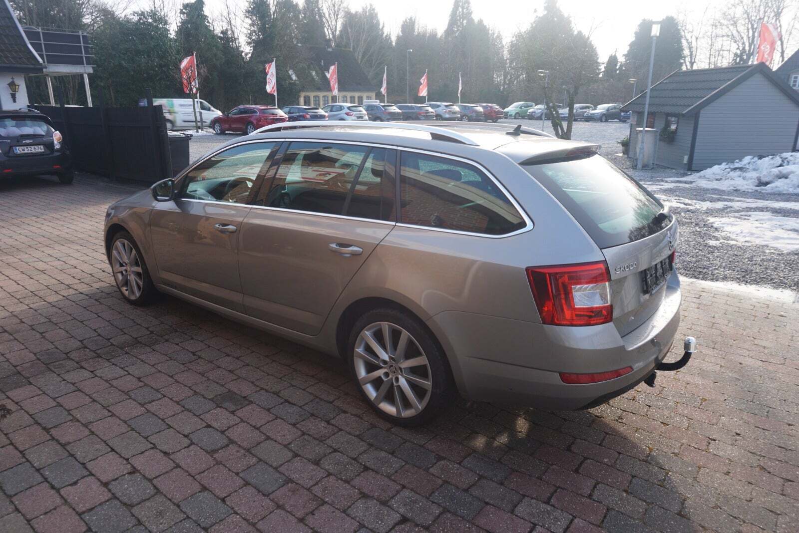 Orange Skoda Octavia fra 2016