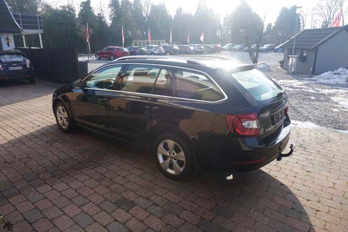 Sort Skoda Octavia fra 2018