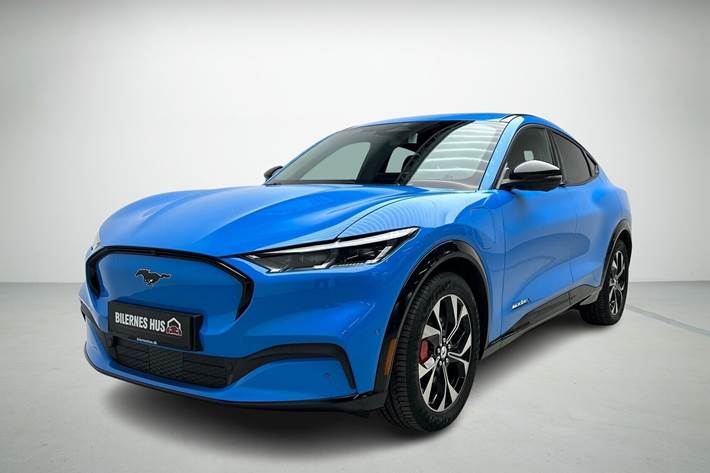 Blå Ford Mustang Mach-E fra 2025 set udefra