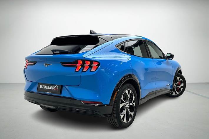 Blå Ford Mustang Mach-E fra 2025