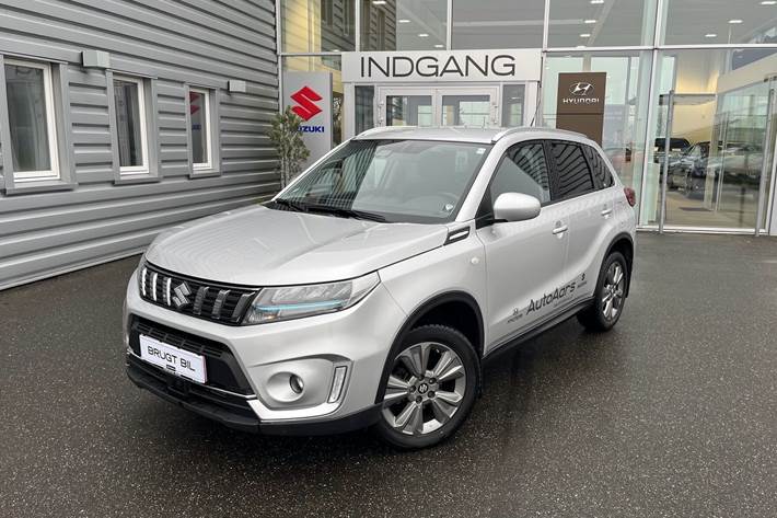 Sølv Suzuki Vitara fra 2023 set udefra