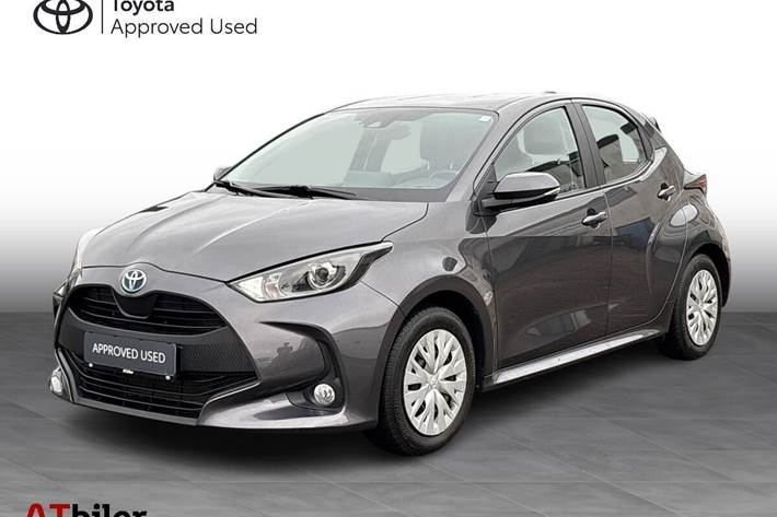 Grå Toyota Yaris fra 2022 set udefra
